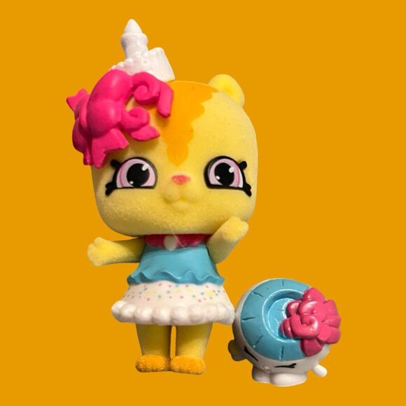 Lot of 8 Moose Toys Shopkins Wild Styles Fuzzy Shoppets 5 Stands & Shopkins - Picture 3 of 9